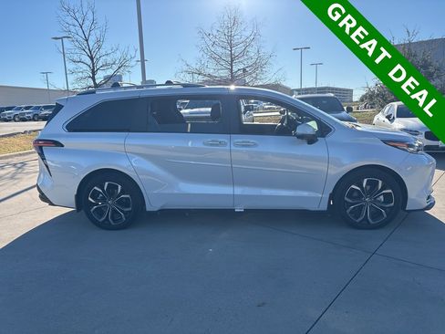 Used 2025 Toyota Sienna Platinum image 4