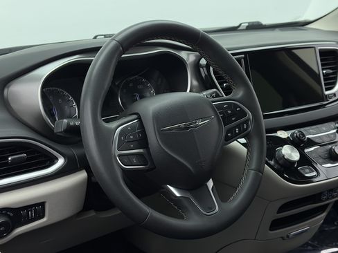 Used 2023 Chrysler Pacifica Touring-L FWD image 8