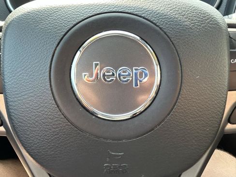 Used 2020 Jeep Cherokee Latitude Lux w/ Comfort/Convenience Group AWD/4WD image 19