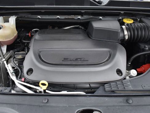 Used 2023 Chrysler Voyager LX image 35