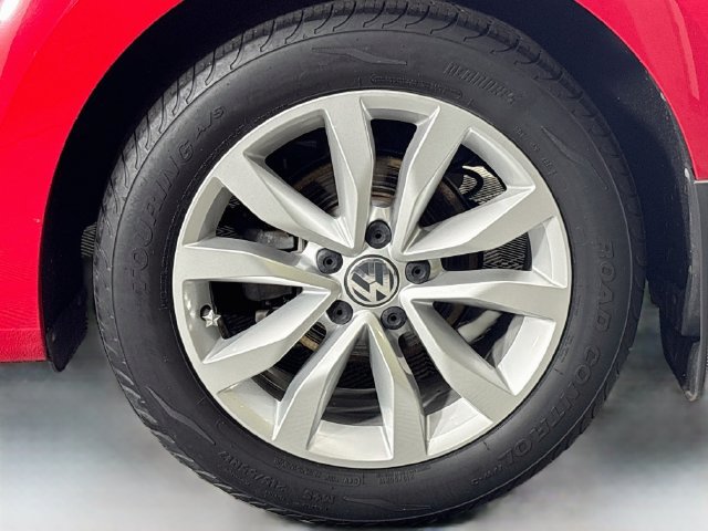 Used 2013 Volkswagen Beetle TDI FWD image 26