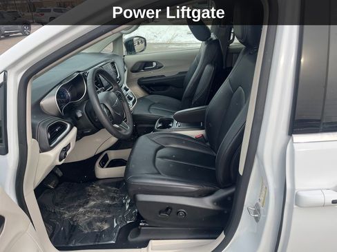 Used 2024 Chrysler Pacifica Select image 12