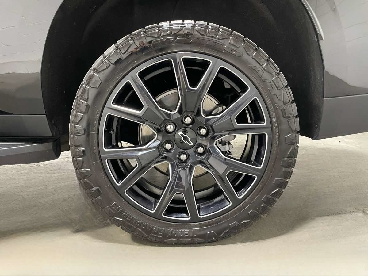 Used 2025 Chevrolet Suburban LT w/ Comfort Package AWD/4WD image 5
