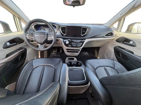 Used 2024 Chrysler Pacifica Touring-L image 20