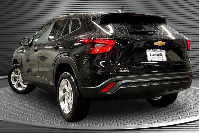 Used 2026 Chevrolet Trax LS w/ LS Convenience Package FWD image 4