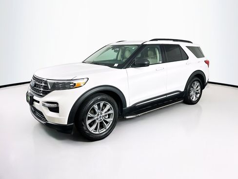 Used 2021 Ford Explorer XLT w/ Equipment Group 202A image 3