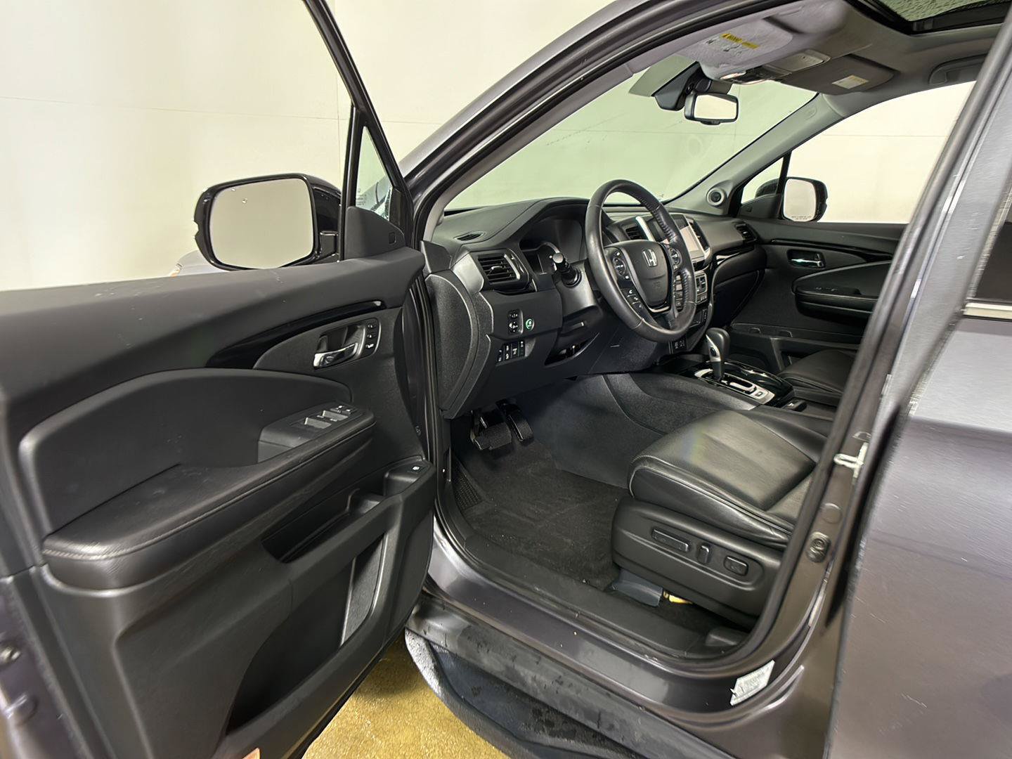 Used 2017 Honda Ridgeline RTL-E image 2