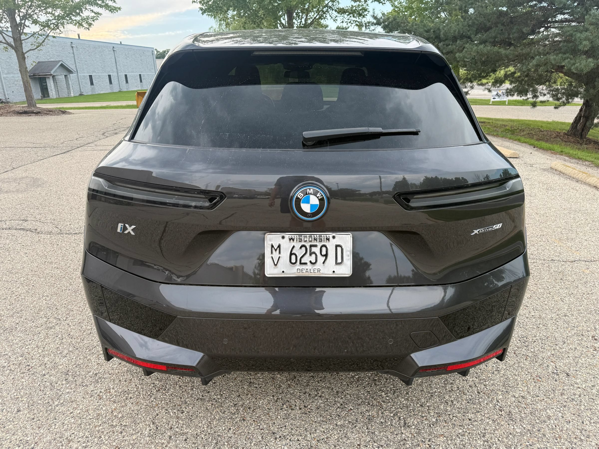 Used 2024 BMW iX xDrive50 w/ Premium Package AWD/4WD image 4