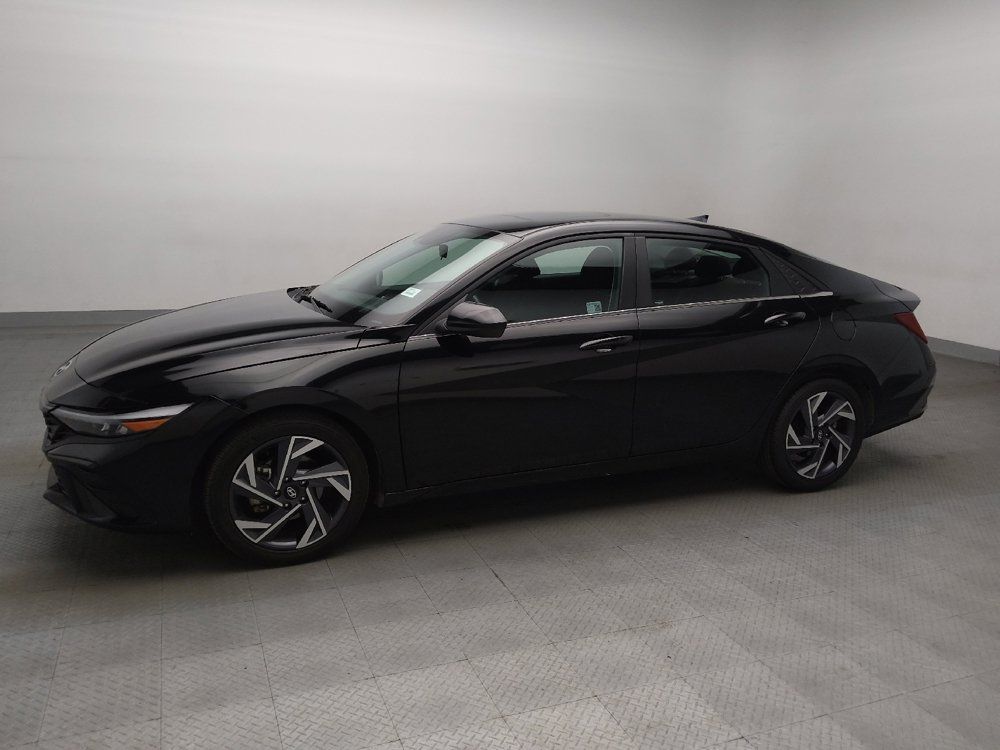 Used 2025 Hyundai Elantra SEL FWD image 2