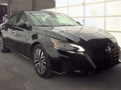 Used 2025 Nissan Altima 2.5 SV FWD image 9