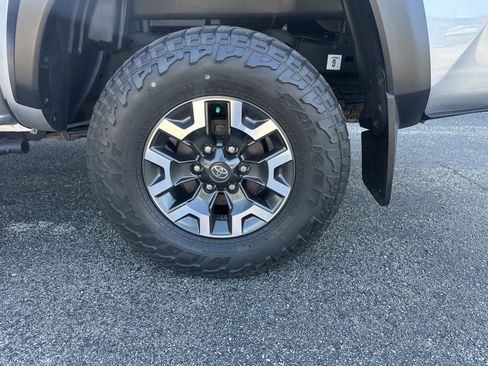 Used 2021 Toyota Tacoma TRD Off-Road w/ Technology Package AWD/4WD image 23