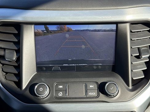 Used 2022 GMC Acadia SLE w/ Driver Convenience Package image 4