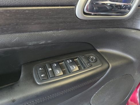 Used 2018 Jeep Grand Cherokee Altitude AWD/4WD image 18
