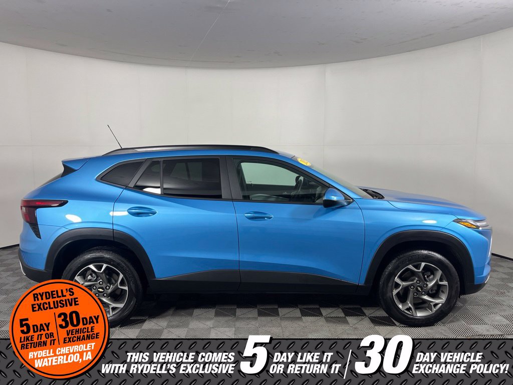 Used 2025 Chevrolet Trax LT w/ Sunroof Package FWD image 3