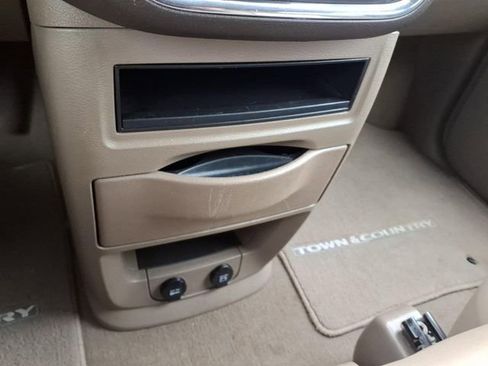 Used 2014 Chrysler Town & Country Touring FWD image 26