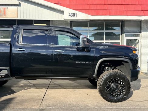 Used 2023 Chevrolet Silverado 2500 High Country w/ Z71 Off-Road Package AWD/4WD image 2