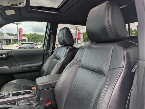 Used 2022 Toyota Tacoma TRD Sport w/ TRD Premium Sport Package AWD/4WD image 14