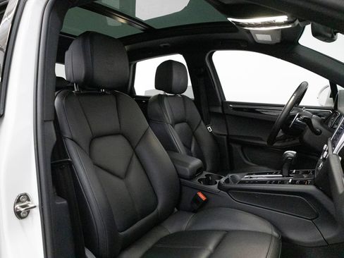 Certified 2023 Porsche Macan AWD/4WD image 29