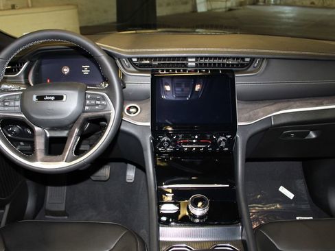 New 2025 Jeep Grand Cherokee Limited w/ Luxury Tech Group II image 9