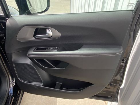 Used 2025 Chrysler Pacifica Select FWD image 20
