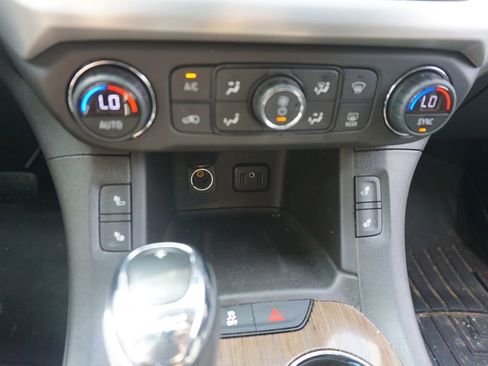 Used 2017 GMC Acadia SLE FWD image 11