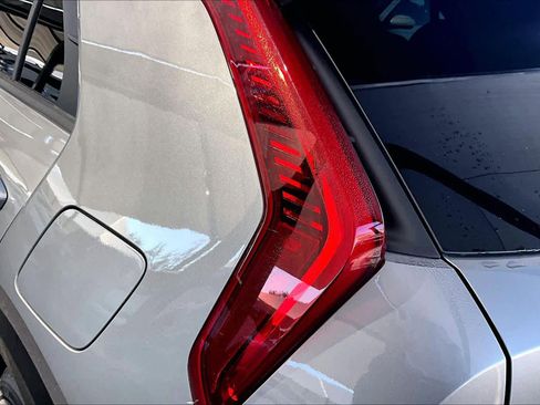 Used 2023 Kia Niro SX image 28