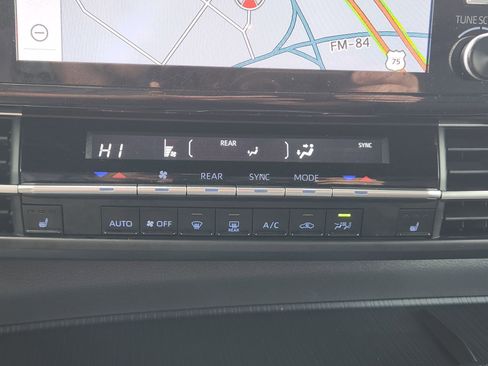 Used 2021 Toyota Sienna XSE FWD image 22