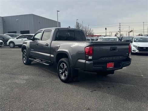 Used 2018 Toyota Tacoma TRD Sport image 7