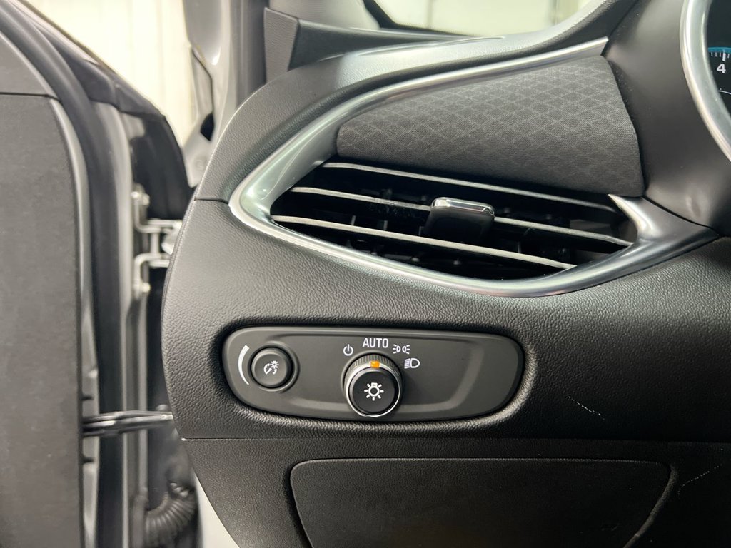 Used 2018 Chevrolet Malibu LT FWD image 18