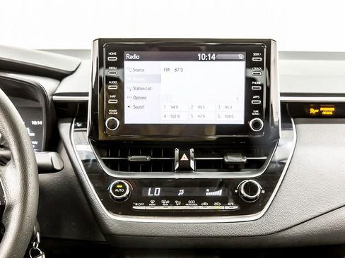 Used 2020 Toyota Corolla LE FWD image 18