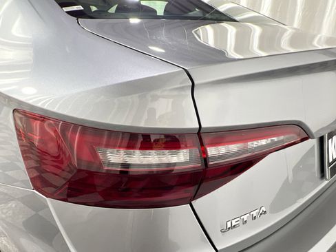 Used 2021 Volkswagen Jetta SE w/ SE Cold Weather Package image 16