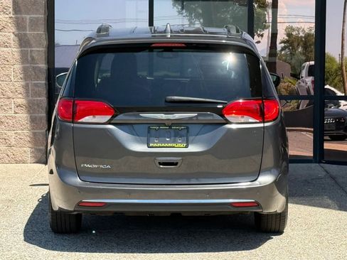 Used 2017 Chrysler Pacifica Touring-L w/ Tire & Wheel Group FWD image 9