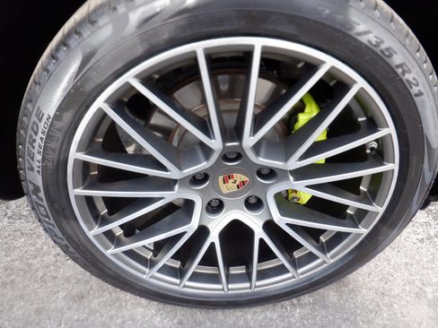 Used 2023 Porsche Cayenne Platinum Edition image 11