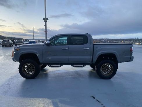 Used 2021 Toyota Tacoma Limited image 5