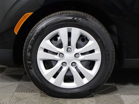 Certified 2025 Kia Soul LX FWD image 19