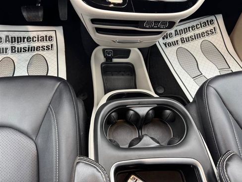 Used 2024 Chrysler Pacifica Touring-L image 33