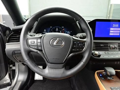 Used 2025 Lexus LS 500 w/ Accessory Package (Z1) RWD image 8