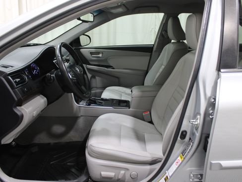 Used 2016 Toyota Camry XLE w/ Convenience Package image 3