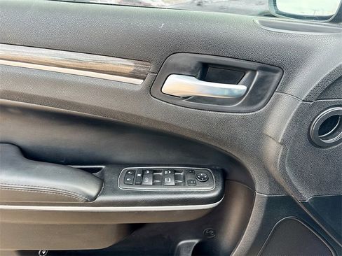 Used 2022 Chrysler 300 Touring w/ Sport Appearance Package image 17