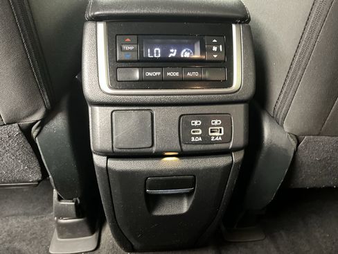 Used 2023 Subaru Ascent Premium w/ Convenience Package image 11