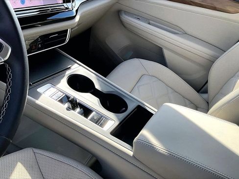 Certified 2025 Volkswagen Atlas SE image 23