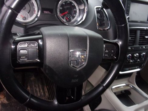 Used 2019 Dodge Grand Caravan SXT image 11