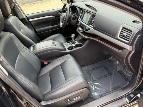 Used 2019 Toyota Highlander XLE AWD/4WD image 22