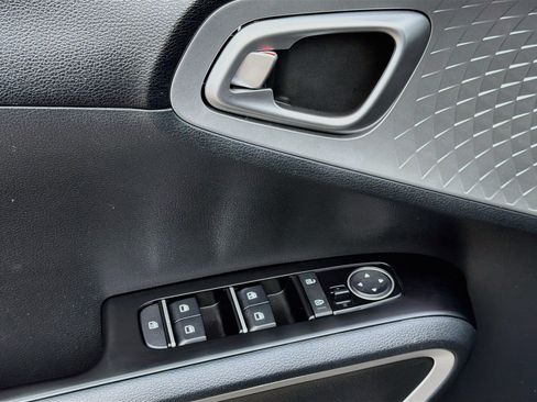 Used 2023 Kia Soul LX w/ LX Technology Package FWD image 21