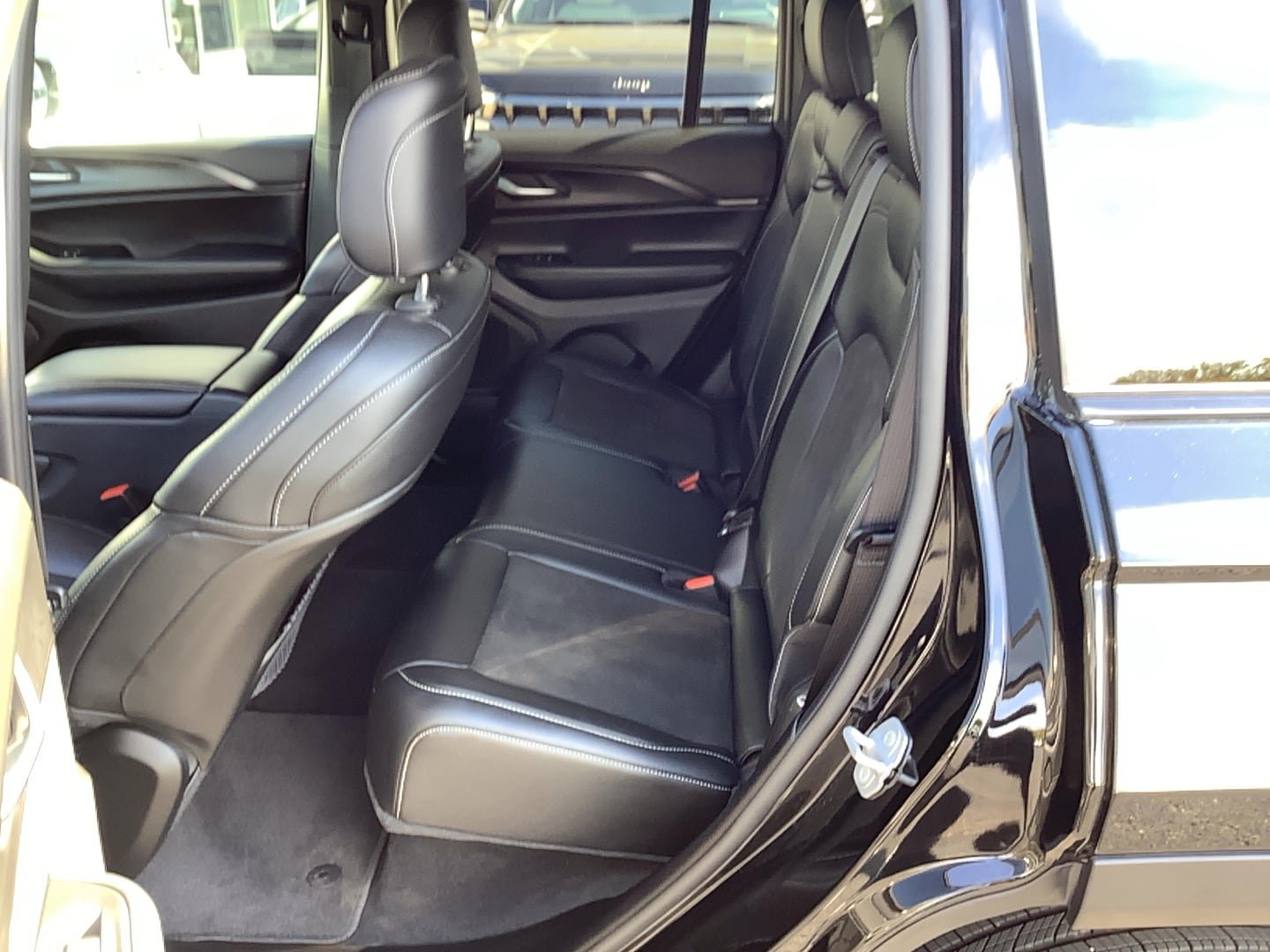 Certified 2025 Jeep Grand Cherokee Altitude AWD/4WD image 9