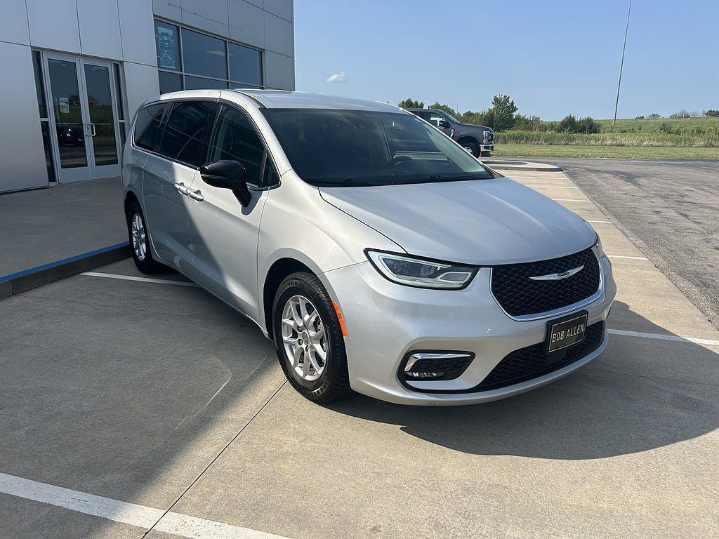 Used 2024 Chrysler Pacifica Touring-L FWD image 7