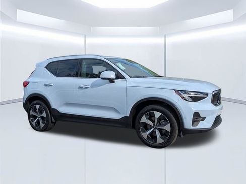 Used 2024 Volvo XC40 B5 Plus AWD/4WD image 1