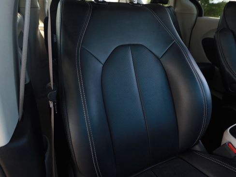 Used 2024 Chrysler Pacifica Touring-L FWD image 27