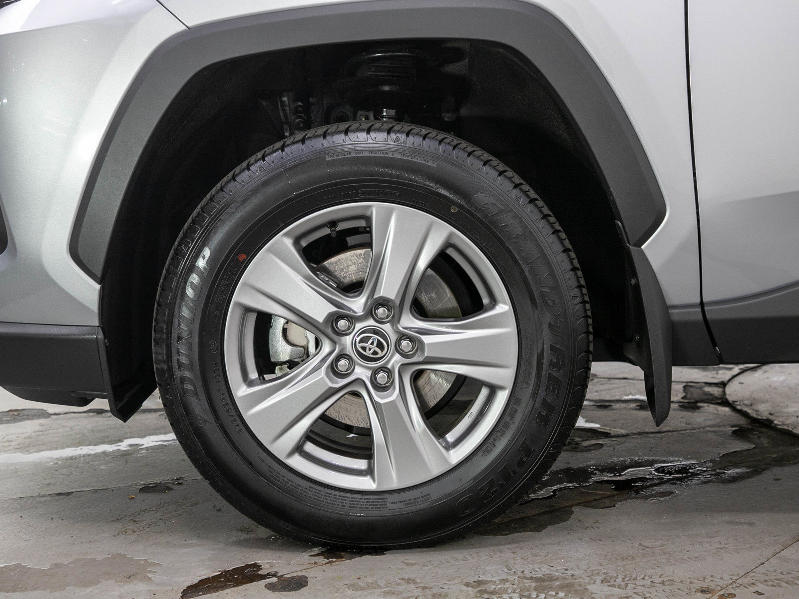 Used 2024 Toyota RAV4 XLE AWD/4WD image 29