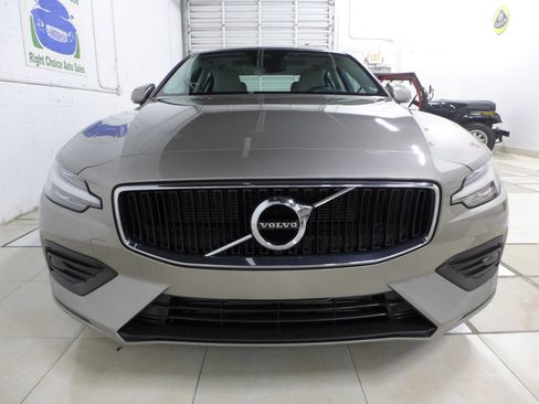 Used 2020 Volvo S60 T5 Momentum image 9
